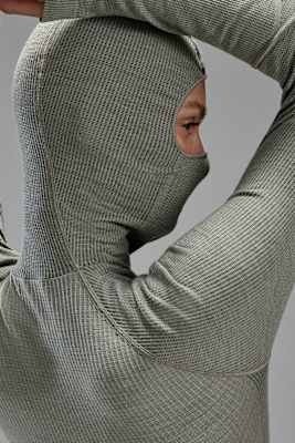 Odlo Langarmshirt mit integriertem Gesichtsschutz – Perfekte Wahl für kalte Wintertage und sportliche Aktivitäten.