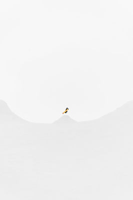 Ein Snowboarder springt im Snowpark in in Sölden, Österreich.