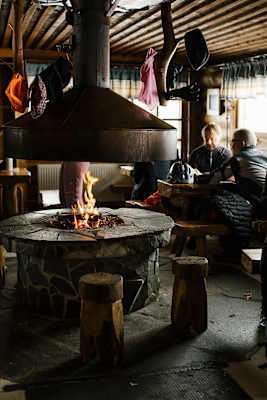 Offener Kamin im Wilderness Café Kotamaja
