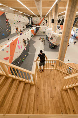 Die Halle verfügt über einen offenen Bereich und auch über ein Bistro.