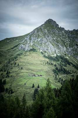 Draugsteinalm-Steinmannhütte und die Draugsteinalm-Schrambachhütte unterhalb des Draugsteins