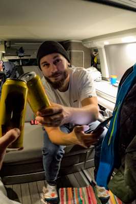 Bergsteiger beim Auffellen in der Nacht