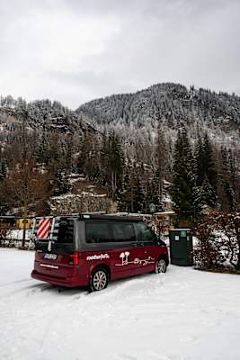 Van im Winter am Campingplatz Mauterndorf