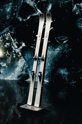 TOUR 75: Vielseitgier Tourenski mit Renn-DNA für Piste und alpines Gelände.