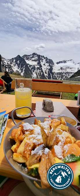 Kaiserschmarren auf der Rotkogelhütte mit toller Aussicht auf die Ötztaler Alpen.