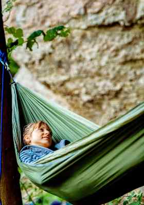 Angy Eiter hat sich einfach eine Hängematte zwischen zwei Bäumen aufgespannt