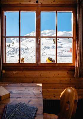 Ausblick von der Hütte auf die Alpen. 