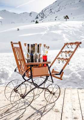 Ein Schnapswagerl mit einer großen Auswahl an Schnäpsen. 