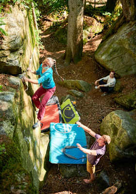 Sabine greift nach den schmalen Leisten der Route