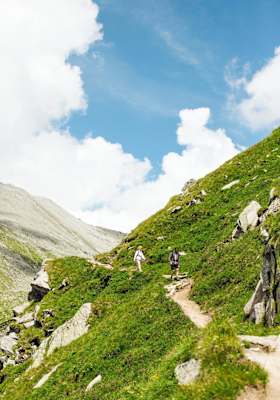 Wanderer auf einem schmalen Pfad