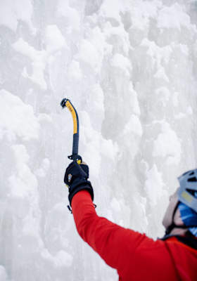 Mithilfe des Eisgeräts wird aufgestiegen