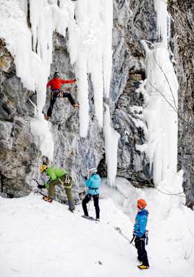 Der Bergführer zeigt wie das Material verwendet wird