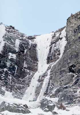 Blick auf einen hohen vereisten Fels