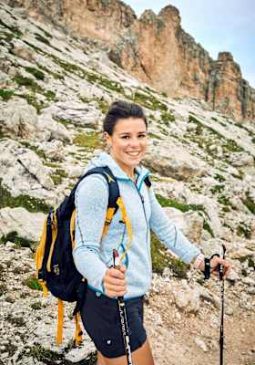 Nicole beim Wandern im anspruchsvollen Gelädne