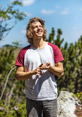 Der Kletterer Timo wärmt sich auf