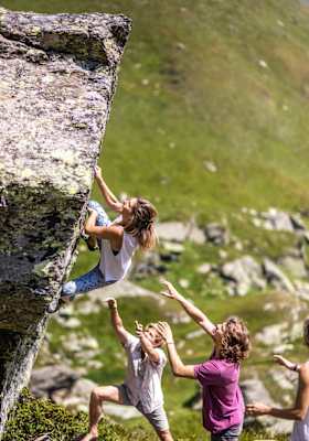 Miriam bouldert und die beiden anderen sichern sie dabie
