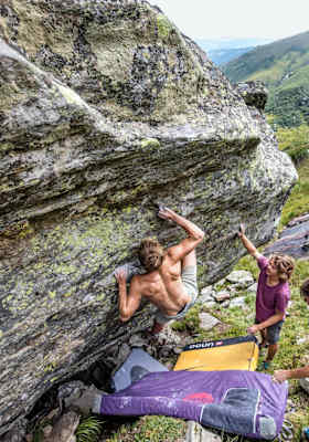 Der Autor klettert an einem der namenlosen Blöcke 