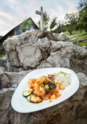 Hausgemachte Speisen aus dem Almgasthaus Rehberger liebevoll serviert.