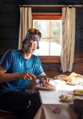Der Koch schneidet die Zutaten für das Abendessen