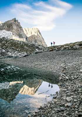 Ein Bergsee in dem sich die Teplitzer Spitze und der Simonskopf spiegeln