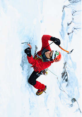 Ein Pickel-Kletterer in luftiger Höhe