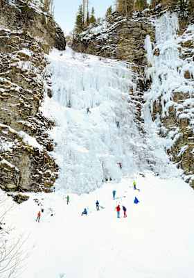 Kletterer und Sicherungsmänner am Kulm-Sai Hauptfall