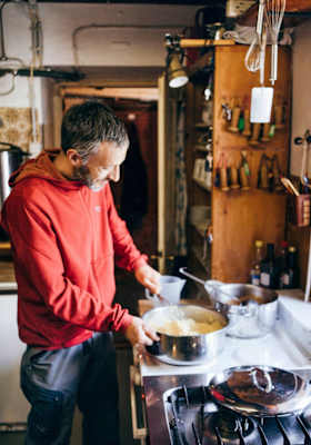 Der Hüttenwirt Martin bei der Zubereitung des Abendmahls