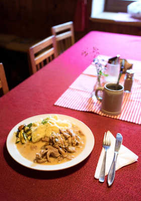 Polenta und Geschnetzeltes serviert am urigen Tisch