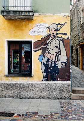 Eine Wandermalerei auf einen Häuschen in Orgosolo