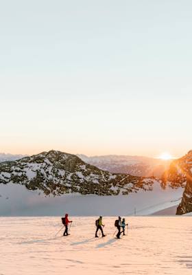 Die Schneeschuhwanderer in der Morgendämmerung.