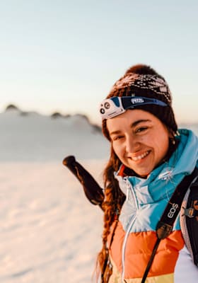 Der Schneeschuhwanderer genießt den Sonnenaufgang. 