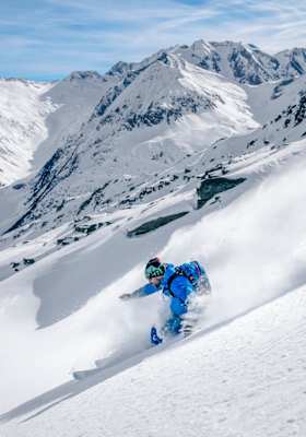 Der Bergführer Bernhard Neumann beim Skifahren im Powderschnee.