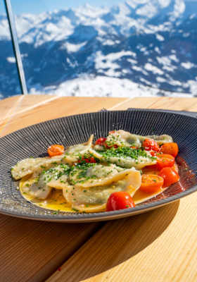 Eine klassische traditionelle Tiroler Mahlzeit: Schlutzkrapfen