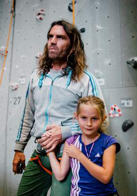 Extremkletterer Thomas Huber mit seiner Tochter.