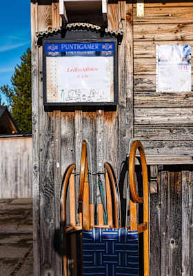 Der Schlitten lehnt an der Hüttenwand.