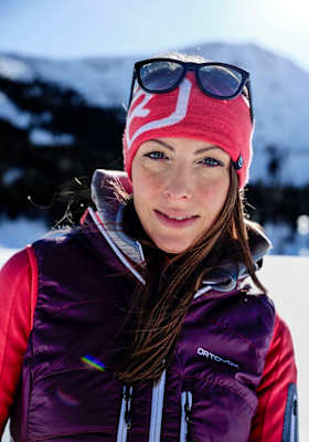 Wanderin posiert in den Alpen. 