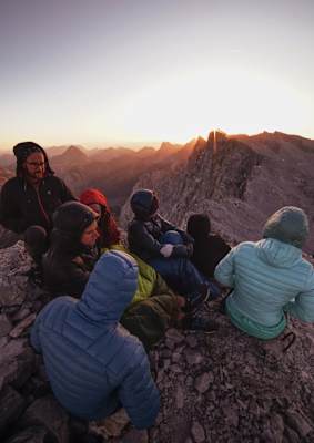 Mehr Menschen als erwartet, kurzerhand genießt man einfach gemeinsam die letzten Sonnenstrahlen