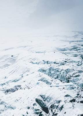 Große Gletscherspalten an der Grenze zur Schweiz in Silvretta Montafon