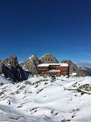 In der Karlsbader Hütte am Laserzsee warten köstliche Schmankerl