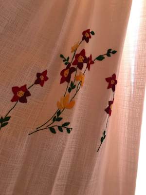 Die Stickereien auf den Vorhängen in der Stube sind von Hüttenwirt Peter selbstgemacht