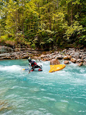 Wildes SUPen auf dem Rißbach an der Grenze von Österreich zu Deutschland