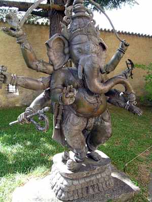 Ganesha der Elefantengott im Innenhof von Schloss Juval