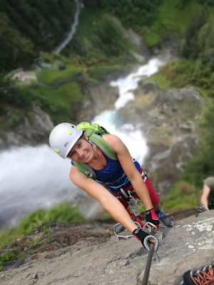 Bergwelten Expertin Christina Schwann auf der Via Ferrata Stuibenfall