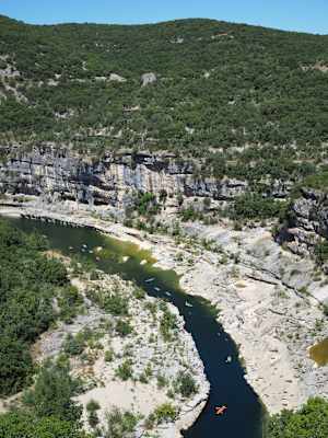 Die berühmte Ardèche-Schlucht – für die Befahrung benötigt man zwei Tage samt Übernachtung am Ufer