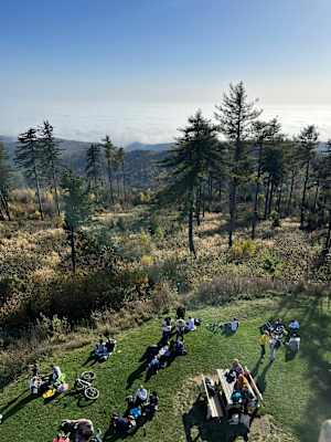 Blick auf den Rastplatz unterhalb der Aussichtswarte
