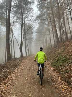 Batterie-unterstützt geht es über die Geschriebenstein-Mountainbikestrecke wieder zum Parkplatz auf der Passhöhe