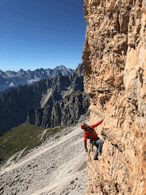 Beim Klettern in den Dolomiten