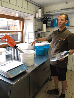 Martin erklärt den Vorgang der Eisproduktion