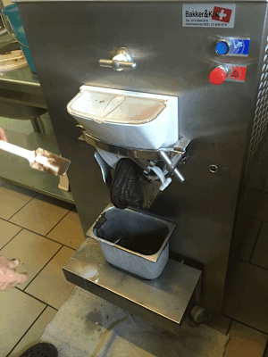 Sieht vielleicht seltsam aus, ist aber herrlich schmeckendes Bitterschokoladen/Zirben-Eis