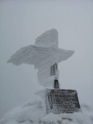 Mächtiger Anraum am Gipfelkreuz des Gaisberg (1.267 m) in Oberösterreich